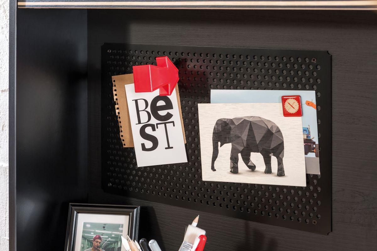 Malý písací stôl s nadstavcom sirius - dub čierny/dub zlatý.

 

Horná písacie doska stolu, v dekore dub zlatý, je lemovaná čiernymi pruhmi, a v prednej časti vybavená zaoblenými rohmi.

 

Na zadnej doske nástavce na stôl nájdeme v ľavej časti kovovú nástenku, kam si dieťa môže pomocou magnetov pripevniť dôležité poznámky.

 

Rozmery malého písacieho stola s nástavcom Sirius sú 110x146x58cm (š, v, h).

 

Všetok nábytok patriaci do kolekcie Sirius nájdete nižšie v súvisiacich produktoch.