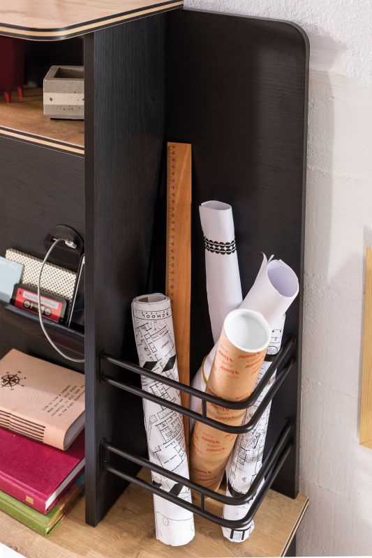 Malý písací stôl s nadstavcom sirius - dub čierny/dub zlatý.

 

Horná písacie doska stolu, v dekore dub zlatý, je lemovaná čiernymi pruhmi, a v prednej časti vybavená zaoblenými rohmi.

 

Na zadnej doske nástavce na stôl nájdeme v ľavej časti kovovú nástenku, kam si dieťa môže pomocou magnetov pripevniť dôležité poznámky.

 

Rozmery malého písacieho stola s nástavcom Sirius sú 110x146x58cm (š, v, h).

 

Všetok nábytok patriaci do kolekcie Sirius nájdete nižšie v súvisiacich produktoch.