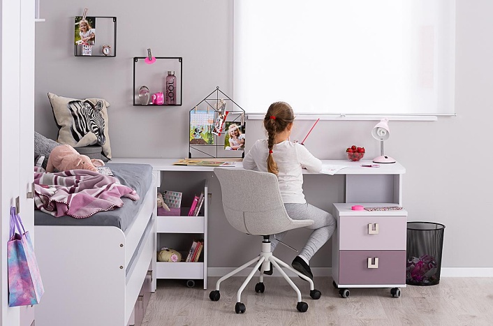 Písací stôl rea teeny s kontajnerom l/p - biela.

 

Písací stôl REA Teeny je vyrobený z kvalitného lamina hrúbky 25mm a 16mm a opatrený ABS hranami s hrúbkou 0,5mm a 2mm.

 

Nábytok v programe REA možné rôzne kombinovať, čím docielite dokonalej harmónie a krásneho vzhľadu domova.