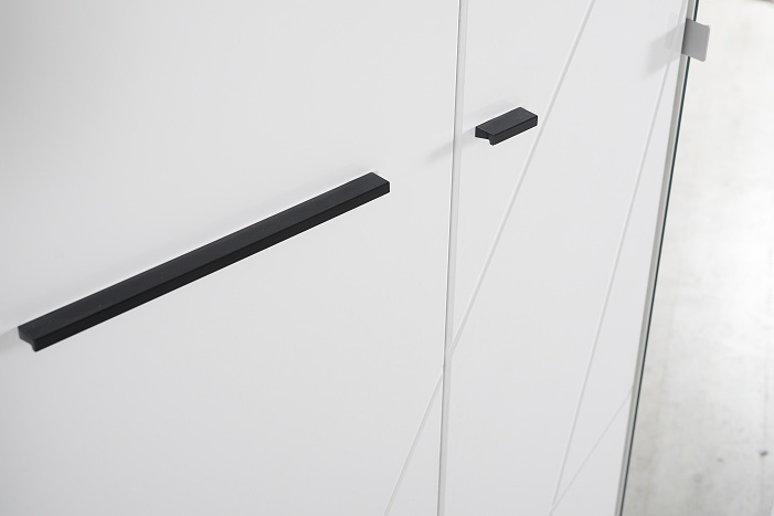 Päťdverová šatníková skriňa so zrkadlom aubrey - biela.

 

Na dverách je zrkadlo, ktoré je praktickým prvkom a dokáže opticky zväčšiť priestor, čo je žiaduce najmä v menších miestnostiach.

 

Ku skrini je možné dokúpiť police, ktoré môžu nahradiť šatníkovej tyče.

 

Všetok nábytok patriaci do kolekcie Aubrey nájdete nižšie v súvisiacich produktoch.