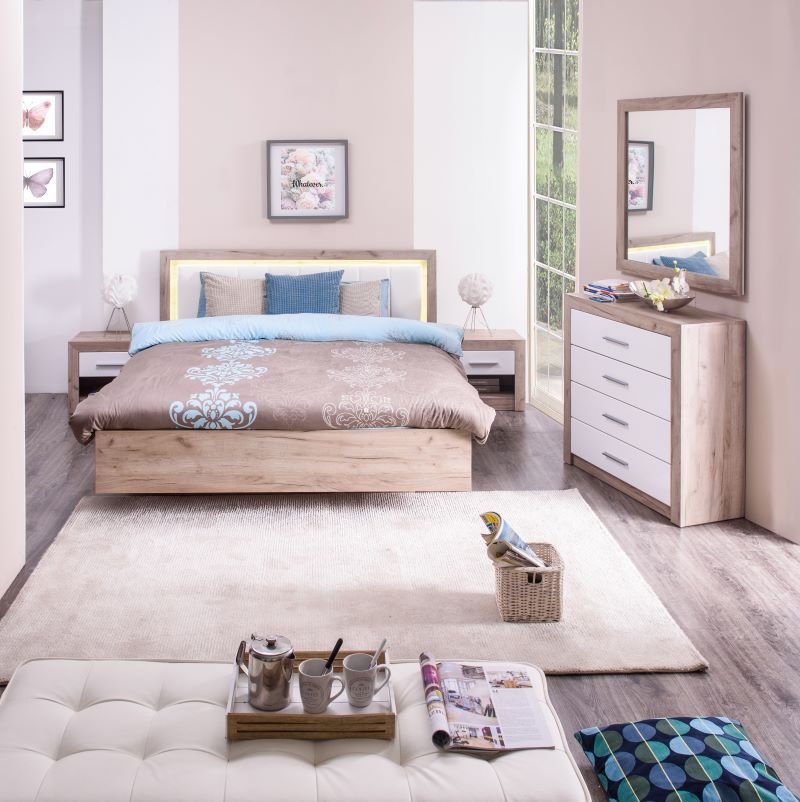 Manželská posteľ 160x200cm shine - dub sivý/biela.

 

K čelu postele je možné dokúpiť LED osvetlenie, ktoré nájdete v súvisiacich produktoch nižšie.

 

Rozmery manželskej postele 160x200cm Shine sú 178,5x100,5x208,5cm (š, v, h), ložná plocha je 160x200cm

 

Všetok nábytok patriaci do kolekcie Shine nájdete nižšie v súvisiacich produktoch.