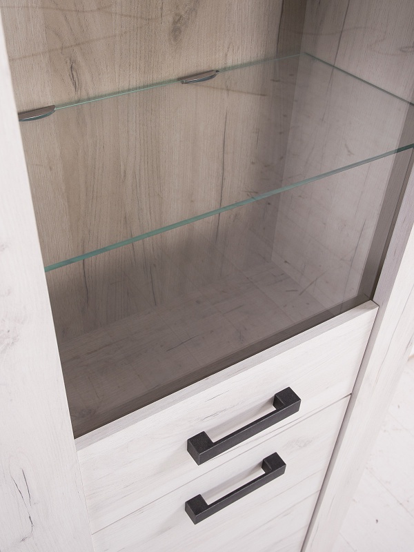 Presklená vitrína henry i - dub biely/dub šedý.

 

Vitrínu zdobia plastové úchytky, ktoré verne imitujú kov.

 

Dvierka možno namontovať na ľavú i pravú stranu. Rozmery presklené vitríny Henry I sú 68,5x36,5x195cm (š, h, v).

 

Všetok nábytok patriaci do kolekcie Henry nájdete nižšie v súvisiacich produktoch.

 

Krátka videoukážka vám priblíži vitrínu Henry.

 

 