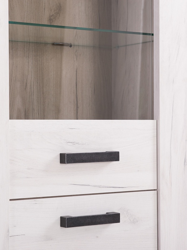 Presklená vitrína henry i - dub biely/dub šedý.

 

Vitrínu zdobia plastové úchytky, ktoré verne imitujú kov.

 

Dvierka možno namontovať na ľavú i pravú stranu. Rozmery presklené vitríny Henry I sú 68,5x36,5x195cm (š, h, v).

 

Všetok nábytok patriaci do kolekcie Henry nájdete nižšie v súvisiacich produktoch.

 

Krátka videoukážka vám priblíži vitrínu Henry.

 

 