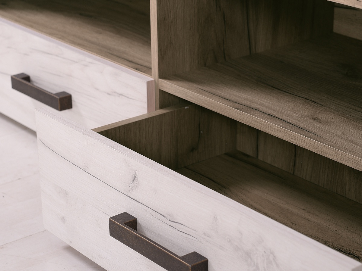 Televízny stolík henry - dub biely/dub šedý.

 

Stolík zdobia plastové úchytky, ktoré verne imitujú kov.

 

Všetok nábytok patriaci do kolekcie Henry nájdete nižšie v súvisiacich produktoch.

 

Krátka videoukážka vám priblíži televízny stolík Henry.

 

 