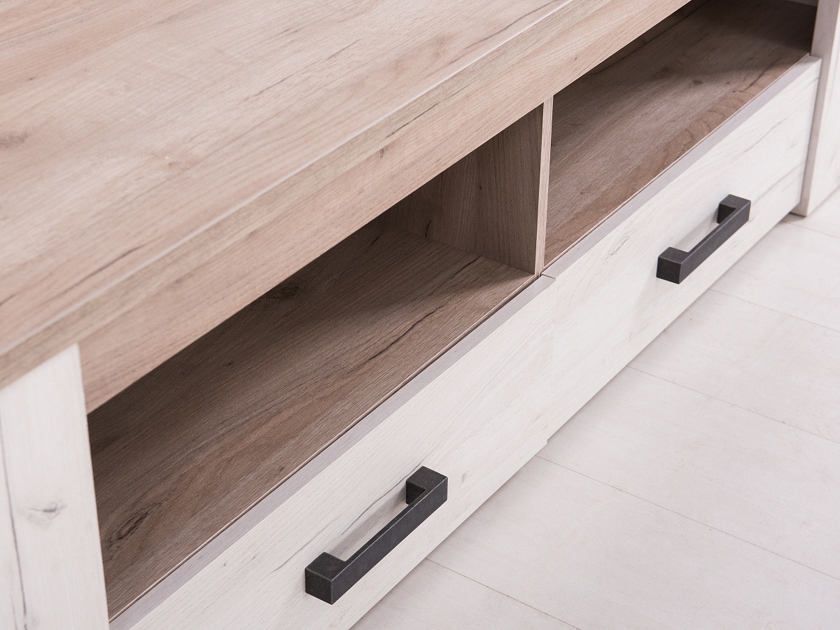 Televízny stolík henry - dub biely/dub šedý.

 

Stolík zdobia plastové úchytky, ktoré verne imitujú kov.

 

Všetok nábytok patriaci do kolekcie Henry nájdete nižšie v súvisiacich produktoch.

 

Krátka videoukážka vám priblíži televízny stolík Henry.

 

 