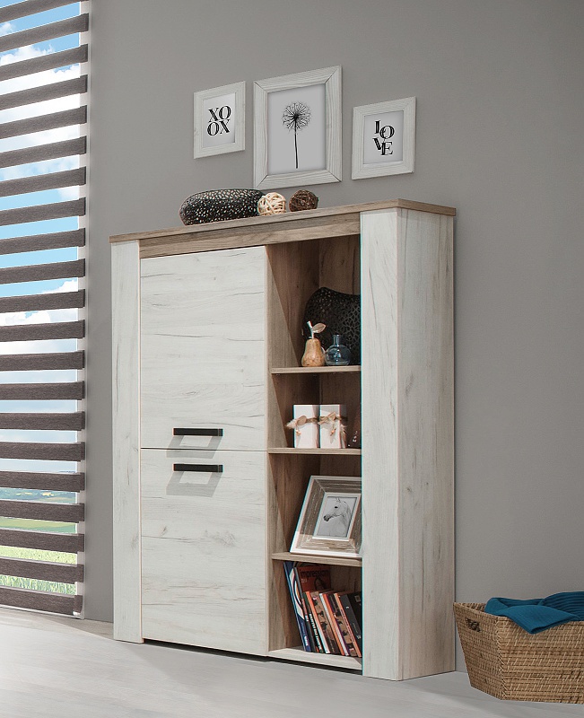 Vitrína henry - dub biely/dub šedý.

 

Vitrínu zdobia plastové úchytky, ktoré verne imitujú kov.

 

Všetok nábytok patriaci do kolekcie Henry nájdete nižšie v súvisiacich produktoch.

 

Krátka videoukážka vám priblíži vitrínu Henry.

 

 