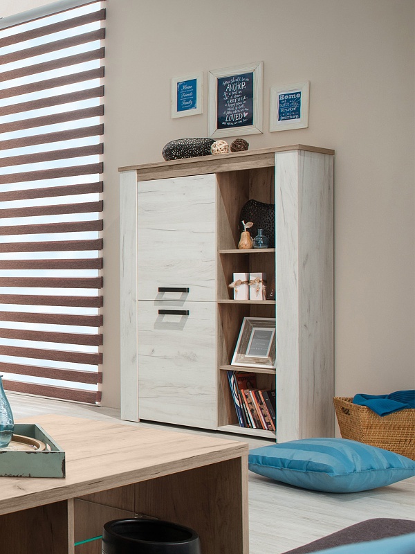 Vitrína henry - dub biely/dub šedý.

 

Vitrínu zdobia plastové úchytky, ktoré verne imitujú kov.

 

Všetok nábytok patriaci do kolekcie Henry nájdete nižšie v súvisiacich produktoch.

 

Krátka videoukážka vám priblíži vitrínu Henry.

 

 