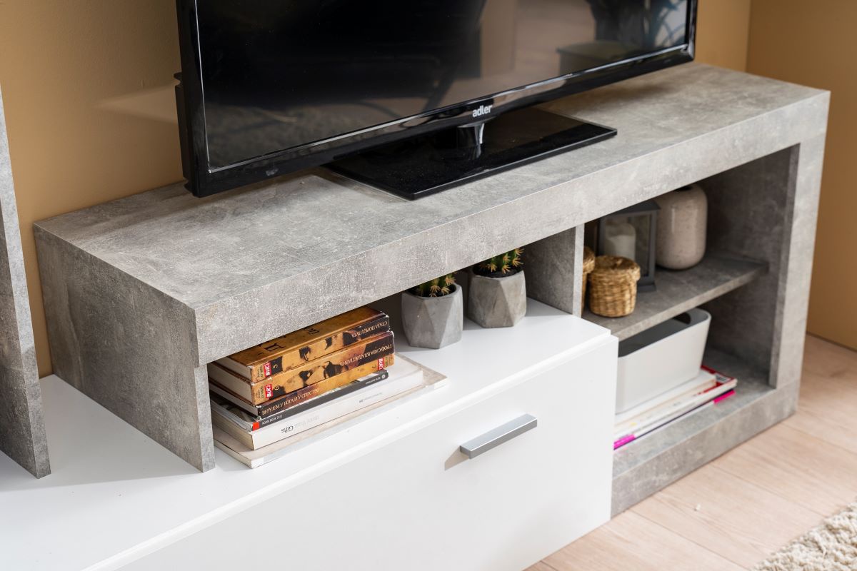 Obývacia stena jonas - beton/biela.

 

Dominantné miesto je tu vyhranené televízii, ktorá tu bude skvele vyzerať ako stojaci, tak zavesená na stene. Uzatvárateľná priehradka v bielom prevedení sa vám bude dobre otvárať pomocou štíhlych šedých úchytiek.

 

Rozmery obývacej steny Jonas sú 170,5x170,5x41,5cm (š, v, h)

 

Ďalšie typy obývacích stien a ostatné súvisiace produkty nájdete v zozname nižšie.