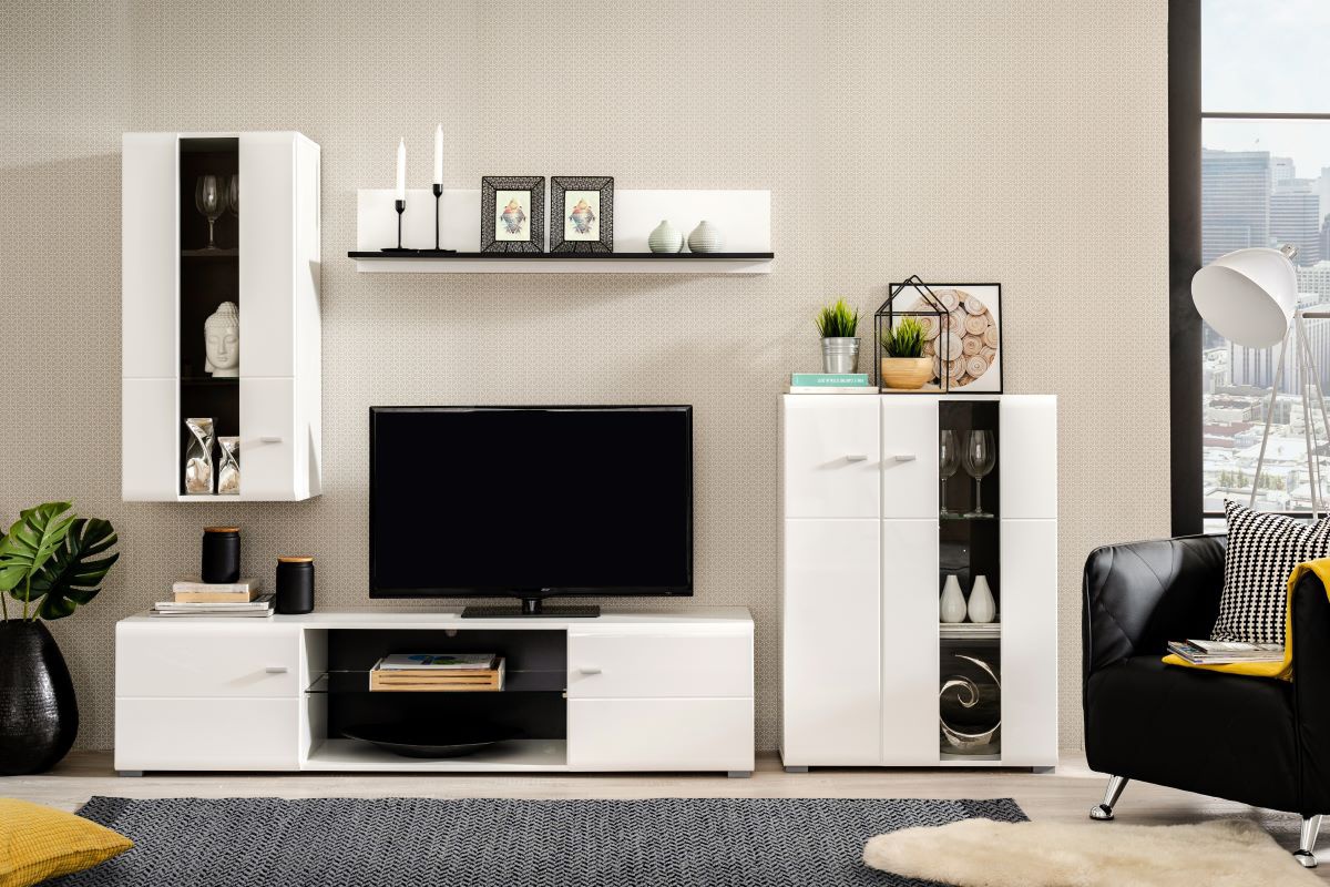 Obývacia stena goro - biela/dub čierny.

 

Spodné diely zostavy sú potom TV stolík a presklená komoda, ktoré stoja na nízkych nožičkách, čo prispieva k lepšej cirkulácii vzduchu v miestnosti.

 

K výrobe tejto obývacej zostavy bolo použité moderné lamino s hrúbkou 16mm, hranené melamínom, posilnené HDF 3mm, a nechýbajú ani ABS hrany.

 

Rozmery obývacej steny Goro sú, v prípade rozvrhnutie nábytku ako na fotografii, 264x182x41,5cm (š, v, h)

 

Ďalšiu inšpiráciu pre vybavenie obývacej izby nájdete v súvisiacich produktoch nižšie.