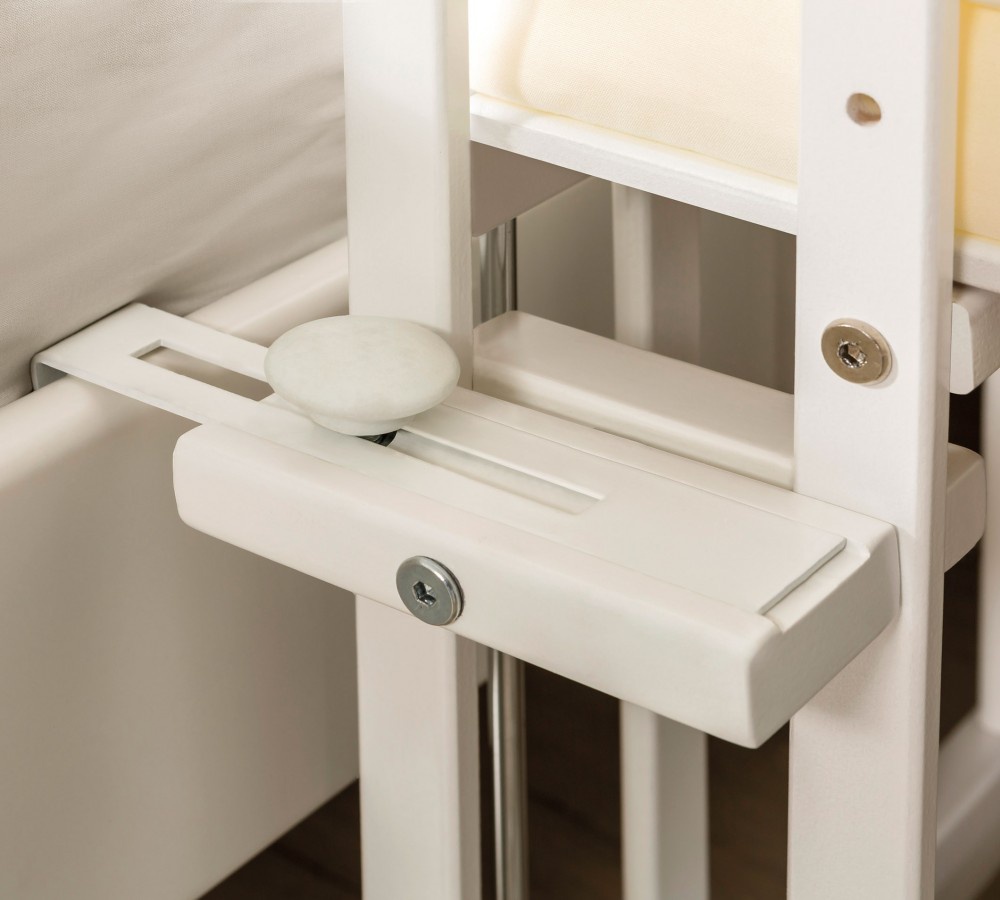 Prístavná kolíska k posteli vivian 50x90cm - biela.

 

V cene kolísky je zahrnutý matrac, posteľná bielizeň, ochranné mantinely aj nebesia.

 

Rozmery kolísky Vivian sú 57x168x103,5cm (š, v, h).

 

V súvisiacich produktoch nižšie nájdete ďalšie tipy na nábytok do izby pre bábätko.