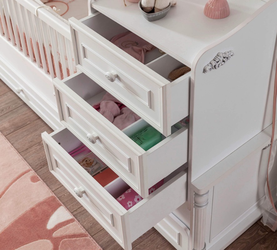 Detská rastúca postieľka carmen s prebaľovacím pultom - biela.

 

Rastúce detská postieľka nájde využitie hlavne v malých izbách.

 

Ako ide čas a bábätko rastie, rastú aj jeho nároky na rozmer ložnej plochy, úložné priestory a podobne.

 

Matrace nie sú súčasťou detskej postieľky Carmen a vhodné typy v rozmere 80x177 cm nájdete nižšie v súvisiacich produktoch.