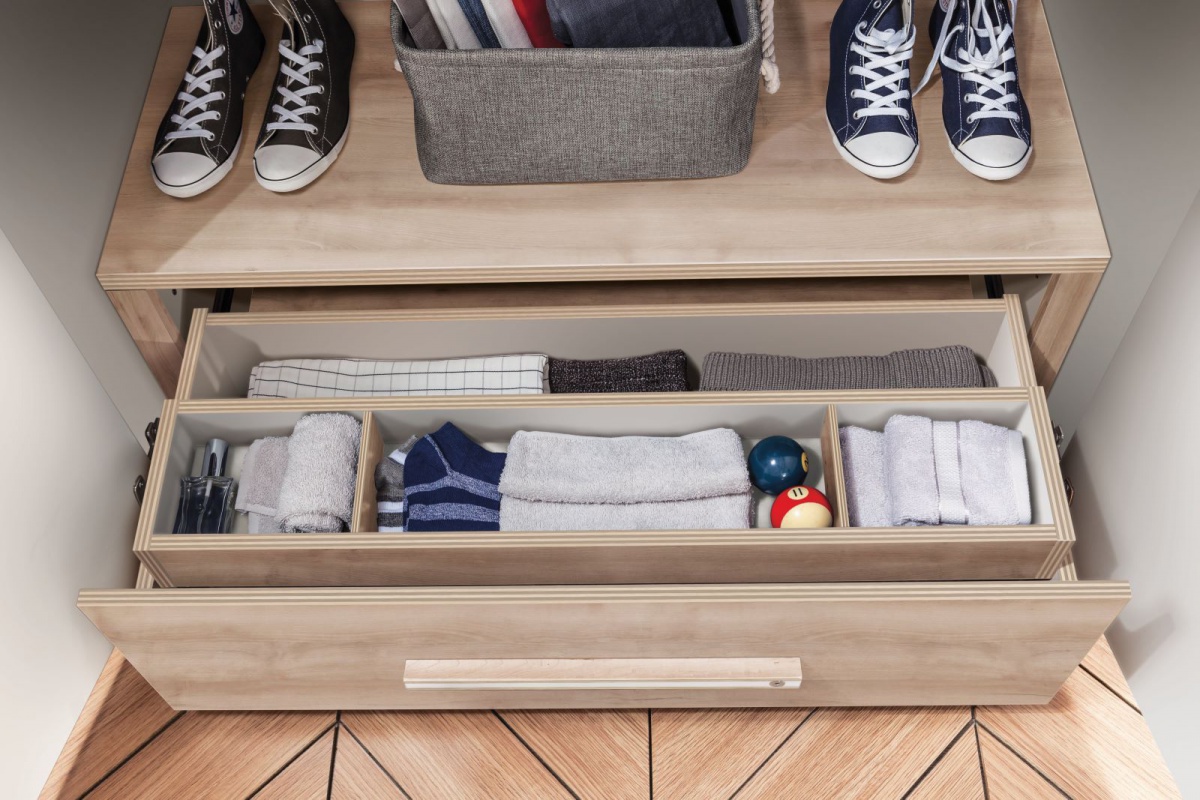 Dvojdverová šatníková skriňa veronica - dub svetlý/biela.

 

Vnútorný priestor skrine sa člení na širokú hornú policu, pod ktorou sa nachádza priestranná visiaca plocha zo šatníkovou tyčou a spodnú úložnú časť so zásuvkou.

 

Rozmery dvojdverové šatňové skrine Veronica sú 101x203x54cm (š, v, h)

 

Všetok nábytok patriaci do kolekcie Veronica nájdete nižšie v súvisiacich produktoch.