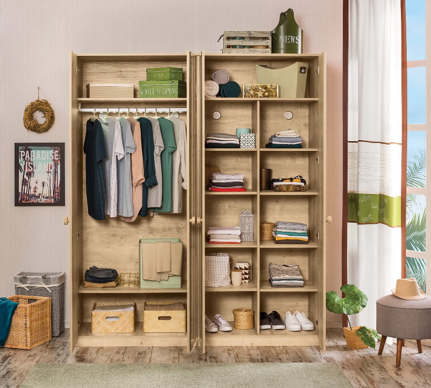 Izba pre dve deti cody - dub svetlý/čierna.

 

Dominantným prvkom v izbe je poschodová posteľ, ktorú môžete rozložiť na dve oddelené lôžka.

 

Komoda poskytne tri zásuvky na uloženie oblečenia, posteľnej bielizne a ďalšieho ľubovoľného príslušenstva.

 

Nábytok je vyrobený z kvalitného lamina, ktoré poteší dobrou mechanickou odolnosťou a jednoduchou údržbou.

 

Izba pre dve deti Cody sa skladá z týchto prvkov:


	Poschodová posteľ Cody 90x200cm - 106x172x208cm (š, v, h)
	Zásuvková komoda Cody - 73x75x43cm (š, v, h)
	Štvordverová skriňa so zrkadlami Cody - 183x210x56cm (š, v, h)


 

Všetok nábytok patriaci do kolekcie Cody nájdete nižšie v súvisiacich produktoch.

 

Krátka videoukážka vám priblíži kolekciu Cody.

 