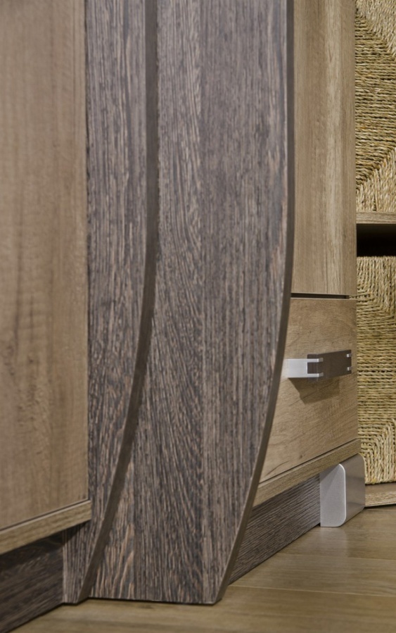 Vysoká vitrína denver pravá - dub canyon/arusha.

 

Originálna vitrína z kolekcie Denver upúta pozornosť.

 

Výrobným materiálom nábytku kolekcie Denver je kvalitné lamino dizajnovo ladené do prírodných teplých odtieňov v svetlom a tmavom kontrastu dekorov dub canyon a arusha.

 

Rozmery vysoké vitríny Denver v pravej variante prevedení sú 50x192,5x46cm (š, v, h).

 

Všetok ďalší nábytok z kolekcie Denver nájdete nižšie v súvisiacich produktoch.