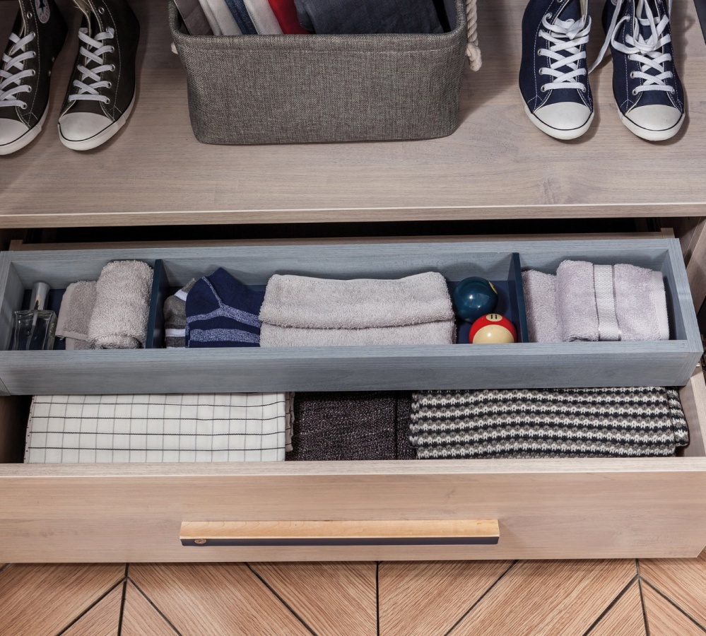 Dvojdverová šatníková skriňa lincoln - dub/tmavo modrá.

 

Úložný priestor je tvorený šatníkovou tyčí, na ktorú pomocou ramienok zavesíte oblečenie.

 


Do voľného priestoru skrine je možné dokúpiť malý regál Lincoln, ktorý rozšíri úložisko skrine.

 

Skriňa je zhotovená v dekore dub a v tmavo modrej farbe.

 

Všetok nábytok patriaci do kolekcie Lincoln nájdete nižšie v súvisiacich produktoch.