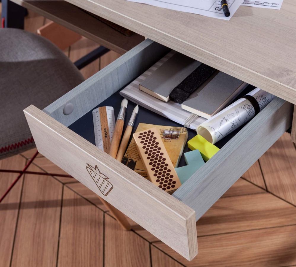 Malý študentský stôl lincoln - dub/tmavo modrá.

 

Stôl je zhotovený v dekore dub s kovovou nohou v tmavo modrej farbe.

 

K stolu môžete zaobstarať nadstavec, ktorý disponuje USB vstupmi, vreckom a tabuľou na poznámky a stane sa praktickým pomocníkom pri práci pri stole.

 

Všetok nábytok patriaci do kolekcie Lincoln nájdete nižšie v súvisiacich produktoch.