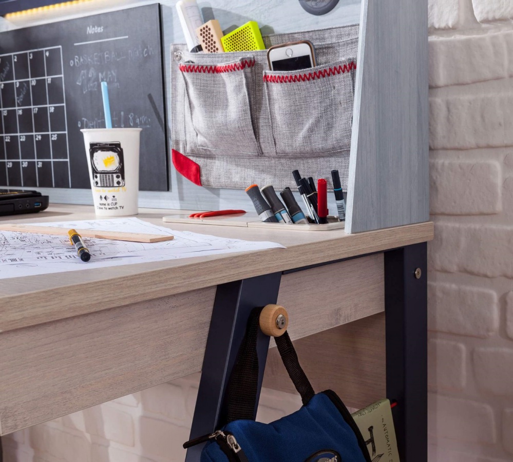 Malý študentský stôl lincoln - dub/tmavo modrá.

 

Stôl je zhotovený v dekore dub s kovovou nohou v tmavo modrej farbe.

 

K stolu môžete zaobstarať nadstavec, ktorý disponuje USB vstupmi, vreckom a tabuľou na poznámky a stane sa praktickým pomocníkom pri práci pri stole.

 

Všetok nábytok patriaci do kolekcie Lincoln nájdete nižšie v súvisiacich produktoch.