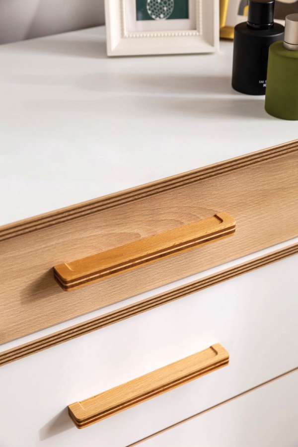 Široká zásuvková komoda dylan - biela/dub svetlý.

 

Nábytok je vyrobený z kvalitných materiálov na čele s laminátovou doskou.

 

Rozmery široké komody Dylan sú 96x83x46cm (š, v, h).

 

Všetok nábytok patriaci do kolekcie Dylan nájdete nižšie v súvisiacich produktoch.