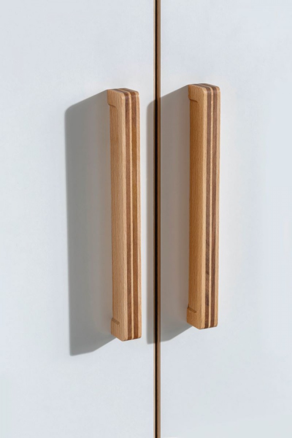 Študentská šatníková skriňa dylan - biela/dub svetlý.

 

Skriňa je zladená do jemných tónov bielej farby a dubového dreva.

 

Rozmery študentské šatňové skrine sú 104x206x61cm (š, v, h).

 

Všetok nábytok patriaci do kolekcie Dylan nájdete nižšie v súvisiacich produktoch.