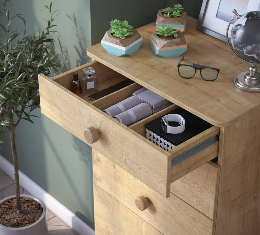 Vysoká zásuvková komoda cody - dub svetlý.

 

Komoda sa môže pýšiť jednoduchou údržbou a vysokou oteruvzdornosťou.

 

Rozmery vysokej zásuvkovej komody Cody sú 63x104x47cm (š, v, h).

 

Všetok nábytok patriaci do kolekcie nábytku Cody nájdete nižšie v súvisiacich produktoch.