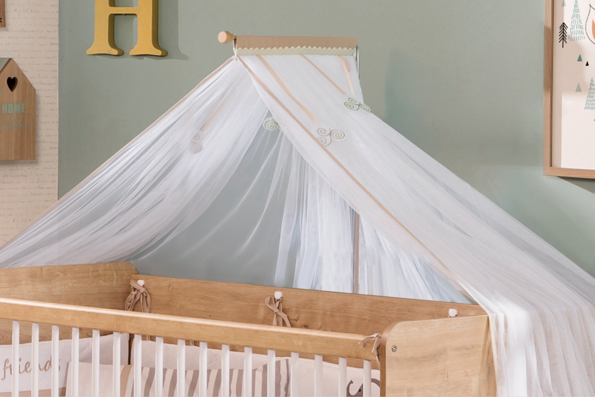 Nebesá nad postieľku cody - biela/dub svetlý.


Biely tyl nebies je vyrobený zo 100% polyesteru.


Rozmery nebies nad postieľku Cody sú 300x220x40cm (š, v, h).


Všetok nábytok patriaci do kolekcie Cody nájdete nižšie v súvisiacich produktoch.