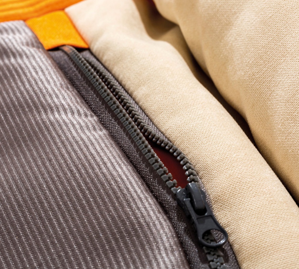 Posteľná súprava orange - oranžová/béžová/šedá.

 

Sada sa skladá okrem prikrývky na posteľ ešte z obliečky na vankúš a dekoratívneho vankúša.

 

Posteľná súprava Orange sa skladá z týchto produktov:


	Prikrývka na posteľ 140x200cm
	Obliečka na vankúš 50x70cm
	Dekoratívny vankúš 30x50cm



Doplnkové vhodné produkty nájdete nižšie v súvisiacich produktoch.