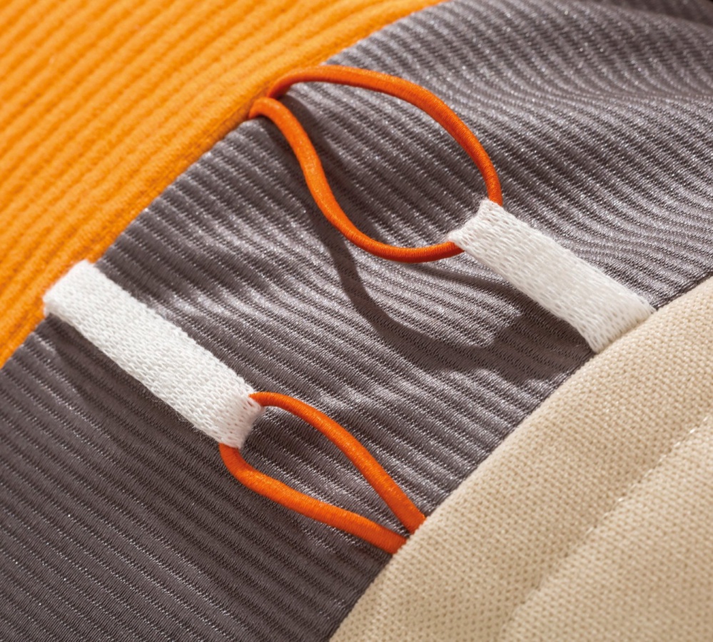 Posteľná súprava orange - oranžová/béžová/šedá.

 

Sada sa skladá okrem prikrývky na posteľ ešte z obliečky na vankúš a dekoratívneho vankúša.

 

Posteľná súprava Orange sa skladá z týchto produktov:


	Prikrývka na posteľ 140x200cm
	Obliečka na vankúš 50x70cm
	Dekoratívny vankúš 30x50cm



Doplnkové vhodné produkty nájdete nižšie v súvisiacich produktoch.