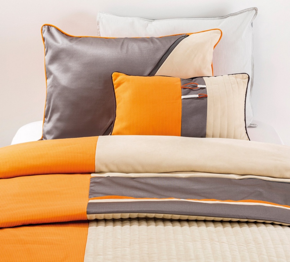 Posteľná súprava orange - oranžová/béžová/šedá.

 

Sada sa skladá okrem prikrývky na posteľ ešte z obliečky na vankúš a dekoratívneho vankúša.

 

Posteľná súprava Orange sa skladá z týchto produktov:


	Prikrývka na posteľ 140x200cm
	Obliečka na vankúš 50x70cm
	Dekoratívny vankúš 30x50cm



Doplnkové vhodné produkty nájdete nižšie v súvisiacich produktoch.
