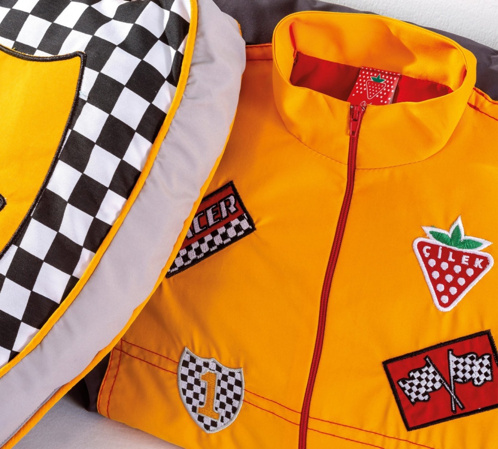 Prikrývka na posteľ super - červená/šedá/žltá.

 

Najviac sa prikrývka hodí k posteliam v tvare auta.

 

Súprava Super sa skladá z týchto produktov:


	Prikrývka na posteľ 135x220cm
	Vankúš s motívom pilota 50x40cm
	Šachovnicový vankúš 40x35cm



Podobné produkty nájdete nižšie v súvisiacich produktoch.