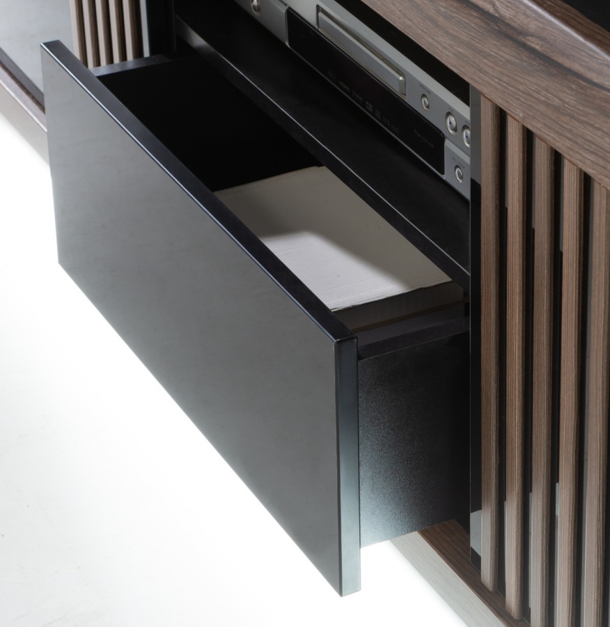 Televízna komoda glory - čierna/dub/lesk.

 

Televízna komoda je vybavená modernou technológiou push to open.

 

Rozmery televíznej komody Glory sú 163x57x43cm (š, v, h).

 

Všetok nábytok patriaci do kolekcie Glory nájdete nižšie v súvisiacich produktoch.