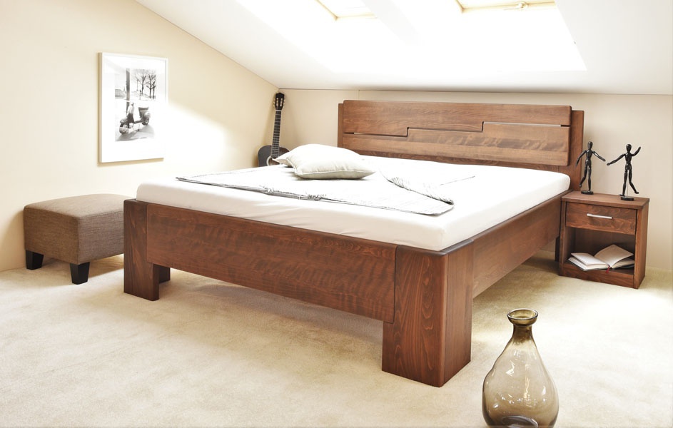 Posteľ z masívu manhattan 3 - orech - 160/180 x 20 - postel z masivu.

Pro vybavení ložnic jsou postele z masivu zárukou kvalitního a zdravého spánku.

Parametry:

Rozměr pro matraci: 160x200cm (š,d)

Rozměry postele: 169x208cm (š,d)

Materiál: buk masiv

Barva:  č.6/olejovaná

Dodání: v demontu

Záruka: 2 roky

Povrchová úprava olejováním: nádherně zvýrazňuje kresbu dřeva, neoprýskává se, nepraská, neodlupuje se, nátěr pronikne do dřeva a dřevo "dýchá", je ekologický

Povrchová úprava lakováním:  odolnost proti oděru a poškrábání, chrání dřevo z vnějšku, tvoří ochranný film, povrch je zcela hladký

Mimořádná nabídka: 

Při objednání libovolné postele z bukového masivu (Manhattan, Varezza, Evita, Olympia, DeLuxe, K-design, Arleta) a objednání závěsného nočního stolku dostanete druhý zdarma.

 

V případě volby jiného rozměru postele, povrchové úpravy lakem, jiného odstínu moření, volby nočního stolku, komody, úložného prostoru, napište do poznámky požadované úpravy s kódem odstínu moření a my vám po zpracování objednávky zpětně zašleme konečnou cenu postele.


Vzorník moření dřeva je zobrazen na fotografii.

Pokud si budete chtít osobně vyzkoušet a podívat se na nabízené masivní postele od českého výrobce, navštivte naši kamennou prodejnu ve Zlíně, kde jsou tyto postele vystaveny.

 

Pro bližší info volejte na tel.č.

 