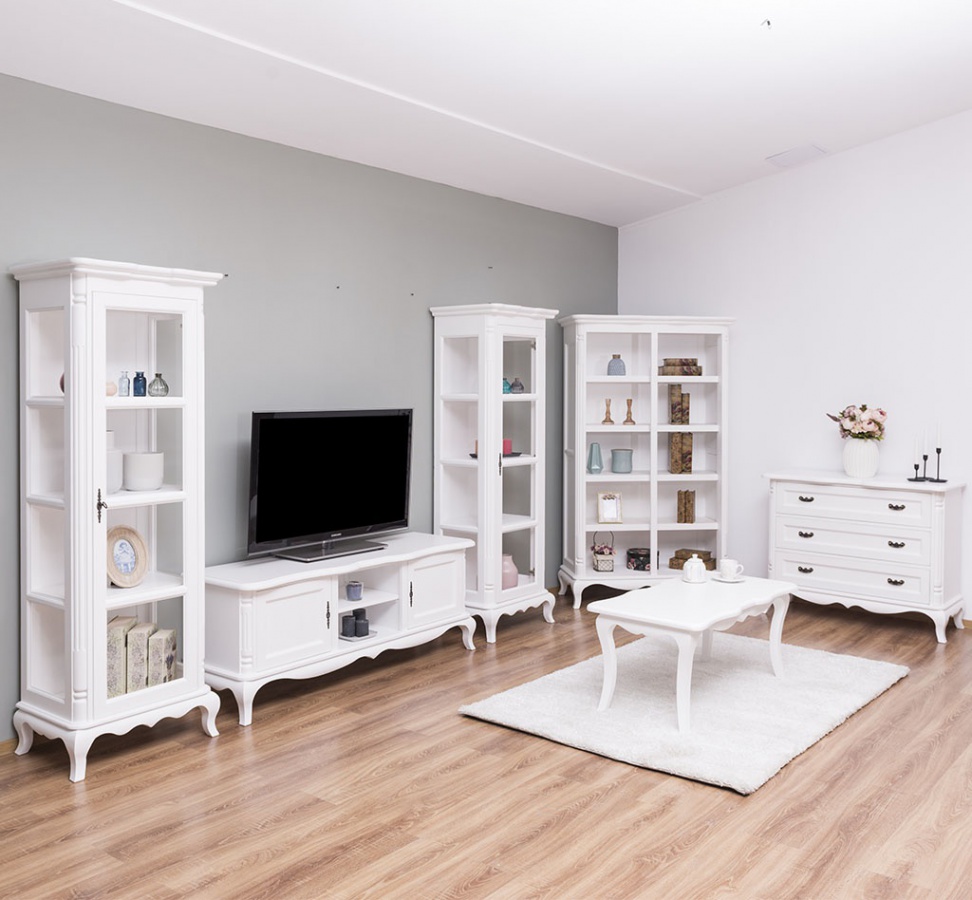 Obývacia izba rustique - biela.

 

Komplet do obývačky Rustique disponuje celkom šiestimi produktmi.

 

Obývacia izba Rustique sa skladá z týchto produktov:


	Zásuvková komoda Rustique - 110x89x48cm (š, v, h)
	Konferenčný stolík Rustique - 110x48x50cm (š, v, h)
	Knižnica Rustique - 112x190x49cm (š, v, h)
	2x Vitrína Rustique - 66x190x49cm (š, v, h)
	Televízny stolík Rustique - 158x60x48cm (š, v, h).



Ďalšie produkty prírodnej kolekcie RUSTIQUE spoločne s podobnými masívnymi prvkami nájdete nižšie v súvisiacich produktoch.

 


Z dôvodov výroby sedliackeho nábytku na zákazku, sme nútení požadovať od zákazníka zálohu v minimálnej výške 30% z ceny.