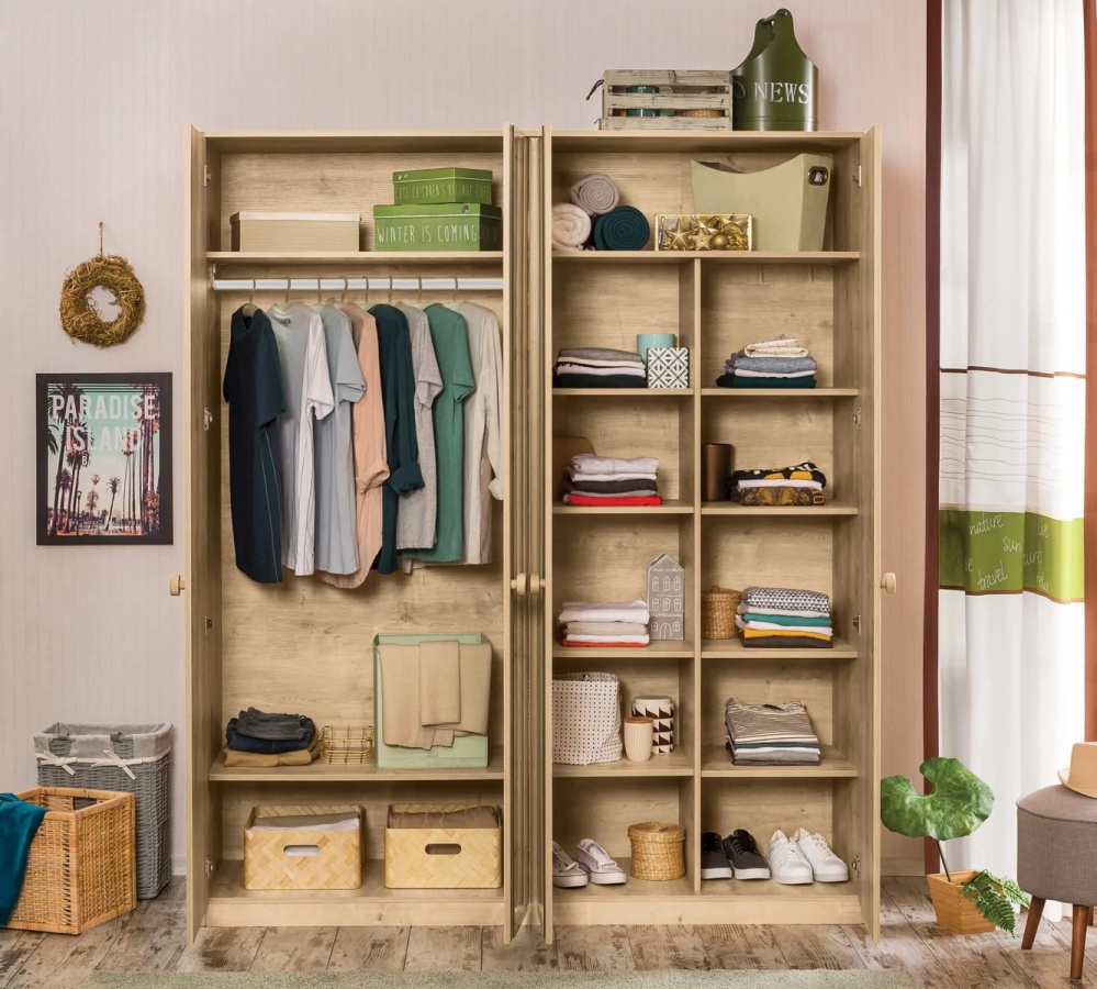 Štvordverová skriňa so zrkadlami cody - dub svetlý.

 

Skriňa ponúka mnoho úložného priestoru, do ktorého bez ťažkostí uskladníte vaše oblečenie.

 

Súčasťou balenia je istenie k uchyteniu skrine k stene.

 

Všetok nábytok patriaci do kolekcie Cody nájdete nižšie v súvisiacich produktoch.

 

Krátka videoukážka vám priblíži kolekciu Cody.

 