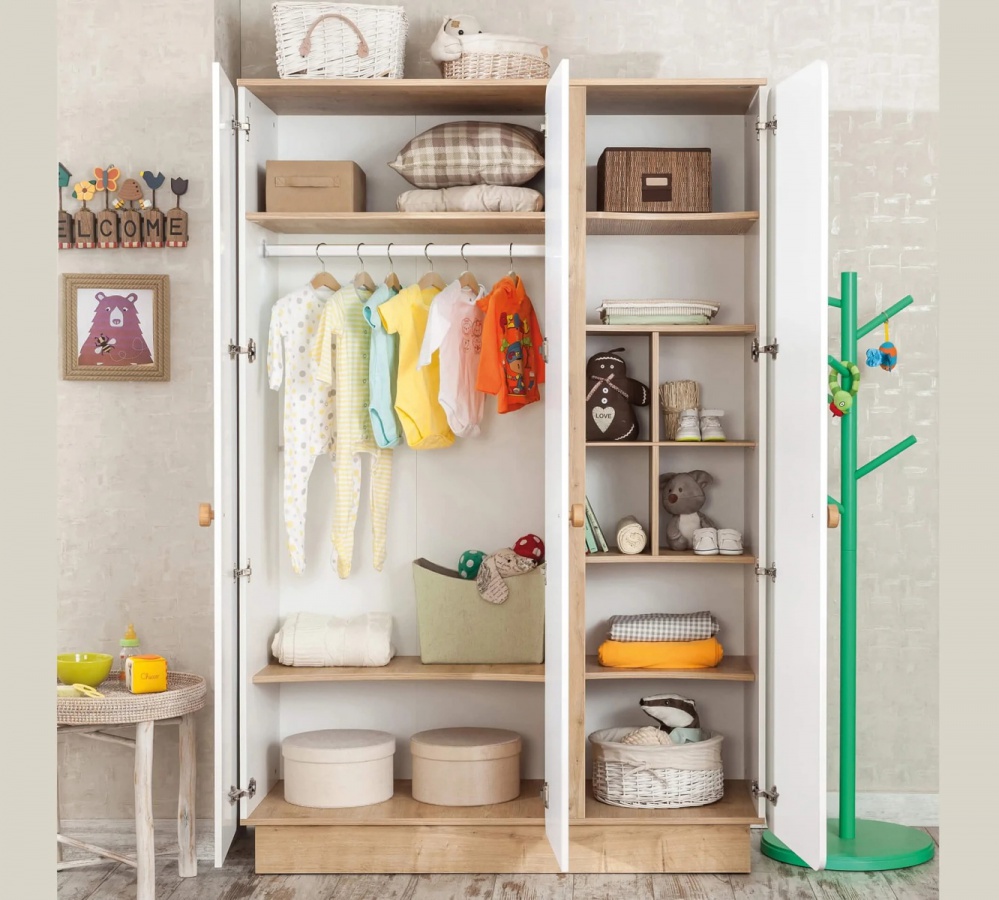 Detská trojdverová šatníková skriňa ellie - biela/dub svetlý.

 

Šatníková skriňa Ellie ponúka naozaj veľké množstvo úložného priestoru.

 

Úchytky z masívneho dreva sú skvelým doplnením skrine.

 

Všetok nábytok patriaci do kolekcie Ellie nájdete nižšie v súvisiacich produktoch.