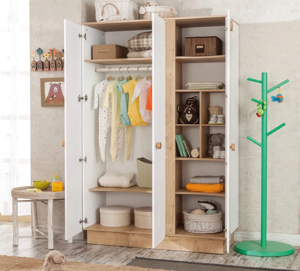 Detská trojdverová šatníková skriňa ellie - biela/dub svetlý.

 

Šatníková skriňa Ellie ponúka naozaj veľké množstvo úložného priestoru.

 

Úchytky z masívneho dreva sú skvelým doplnením skrine.

 

Všetok nábytok patriaci do kolekcie Ellie nájdete nižšie v súvisiacich produktoch.