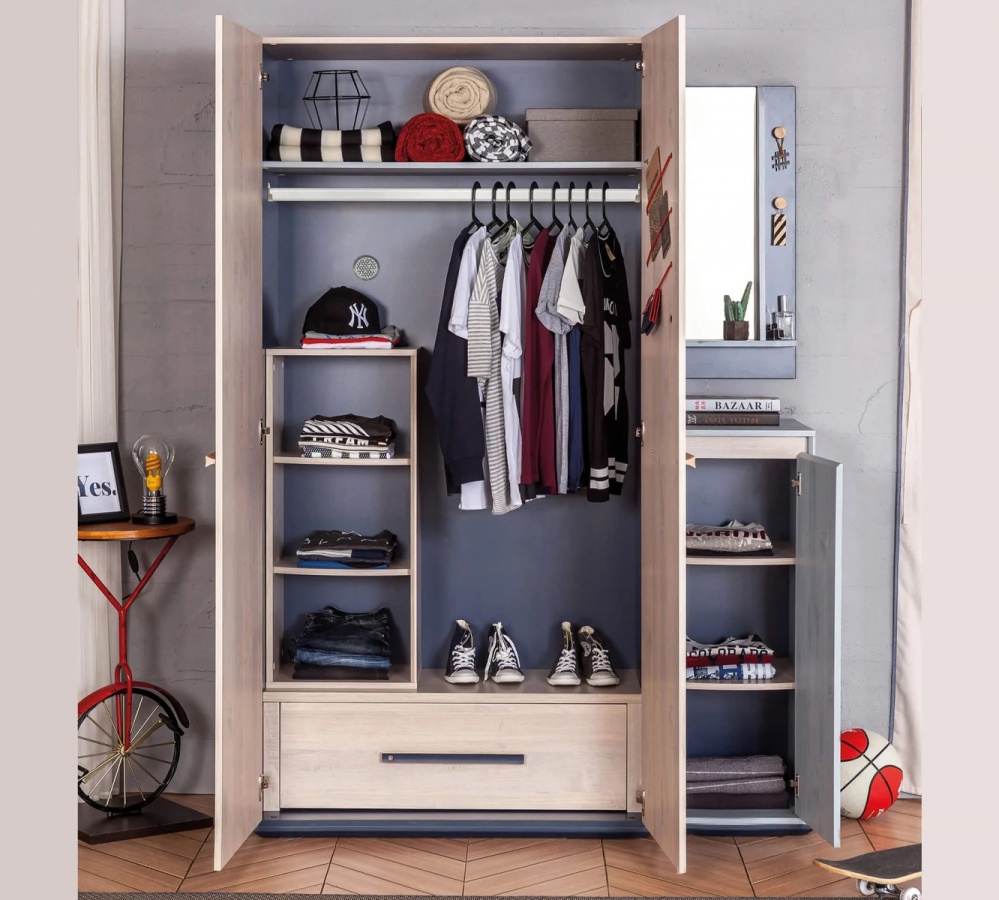 Dvojdverová šatníková skriňa lincoln - dub/tmavo modrá.

 

Úložný priestor je tvorený šatníkovou tyčí, na ktorú pomocou ramienok zavesíte oblečenie.

 


Do voľného priestoru skrine je možné dokúpiť malý regál Lincoln, ktorý rozšíri úložisko skrine.

 

Skriňa je zhotovená v dekore dub a v tmavo modrej farbe.

 

Všetok nábytok patriaci do kolekcie Lincoln nájdete nižšie v súvisiacich produktoch.