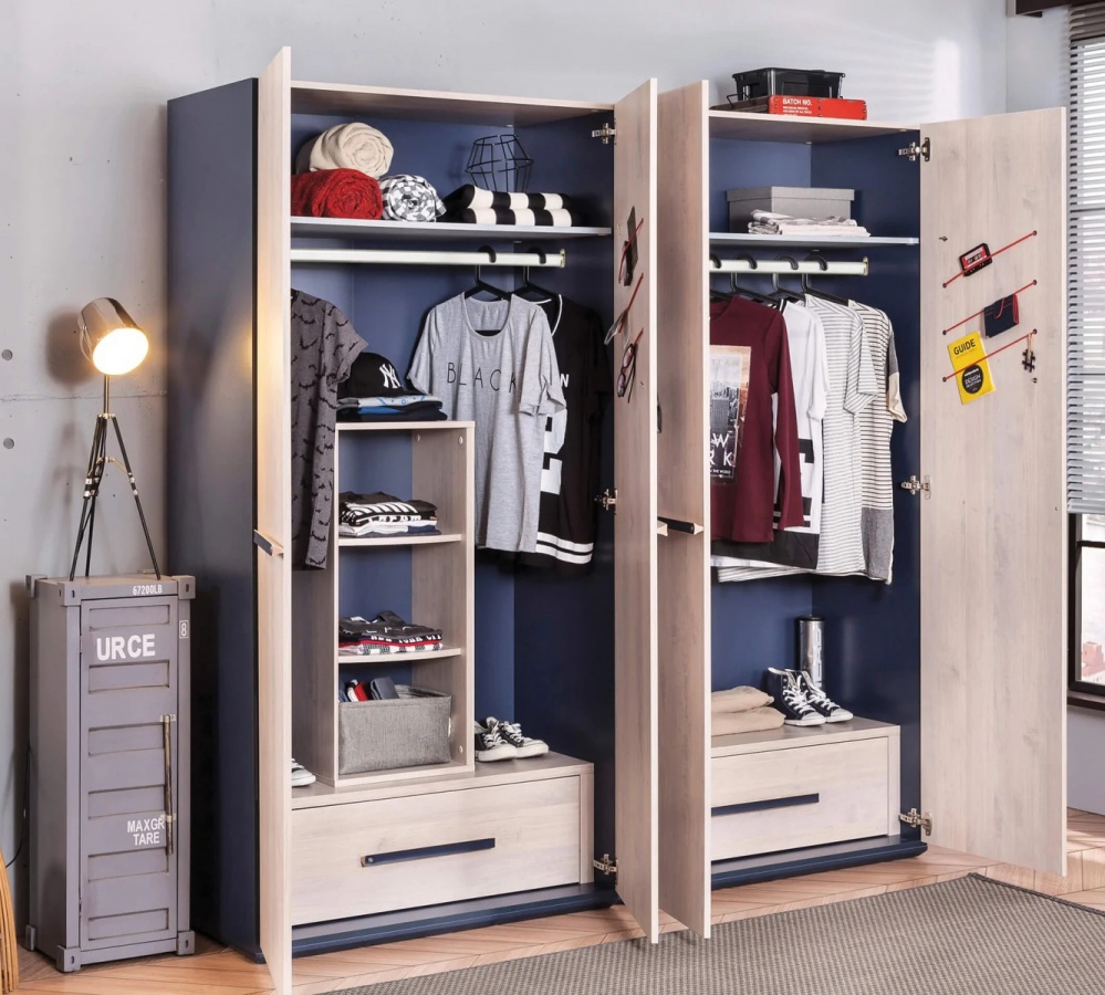 Dvojdverová šatníková skriňa lincoln - dub/tmavo modrá.

 

Úložný priestor je tvorený šatníkovou tyčí, na ktorú pomocou ramienok zavesíte oblečenie.

 


Do voľného priestoru skrine je možné dokúpiť malý regál Lincoln, ktorý rozšíri úložisko skrine.

 

Skriňa je zhotovená v dekore dub a v tmavo modrej farbe.

 

Všetok nábytok patriaci do kolekcie Lincoln nájdete nižšie v súvisiacich produktoch.