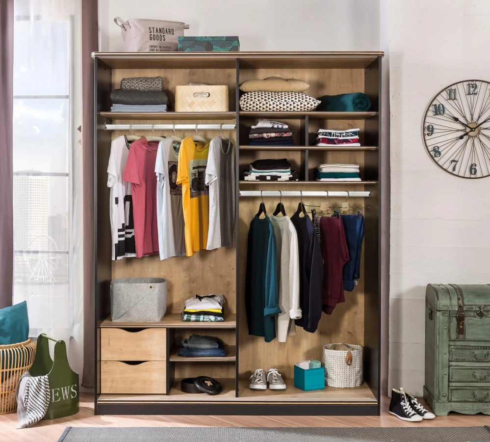 Šatníková skriňa s posuvnými dverami sirius - dub čierny/dub zlatý.

 

Vnútorný priestor skrine je veľmi vyvážene delený.

 

Chrbát skrine je navyše obohatený o vetracie otvory, čo prispieva k lepšiemu vetranie uložených vecí. Istenie na stenu, aby nedošlo k preklopeniu skrine, je súčasťou produktu.

 

Rozmery šatňové skrine s posuvnými dverami Sirius sú 164x206x59cm (š, v, h) 