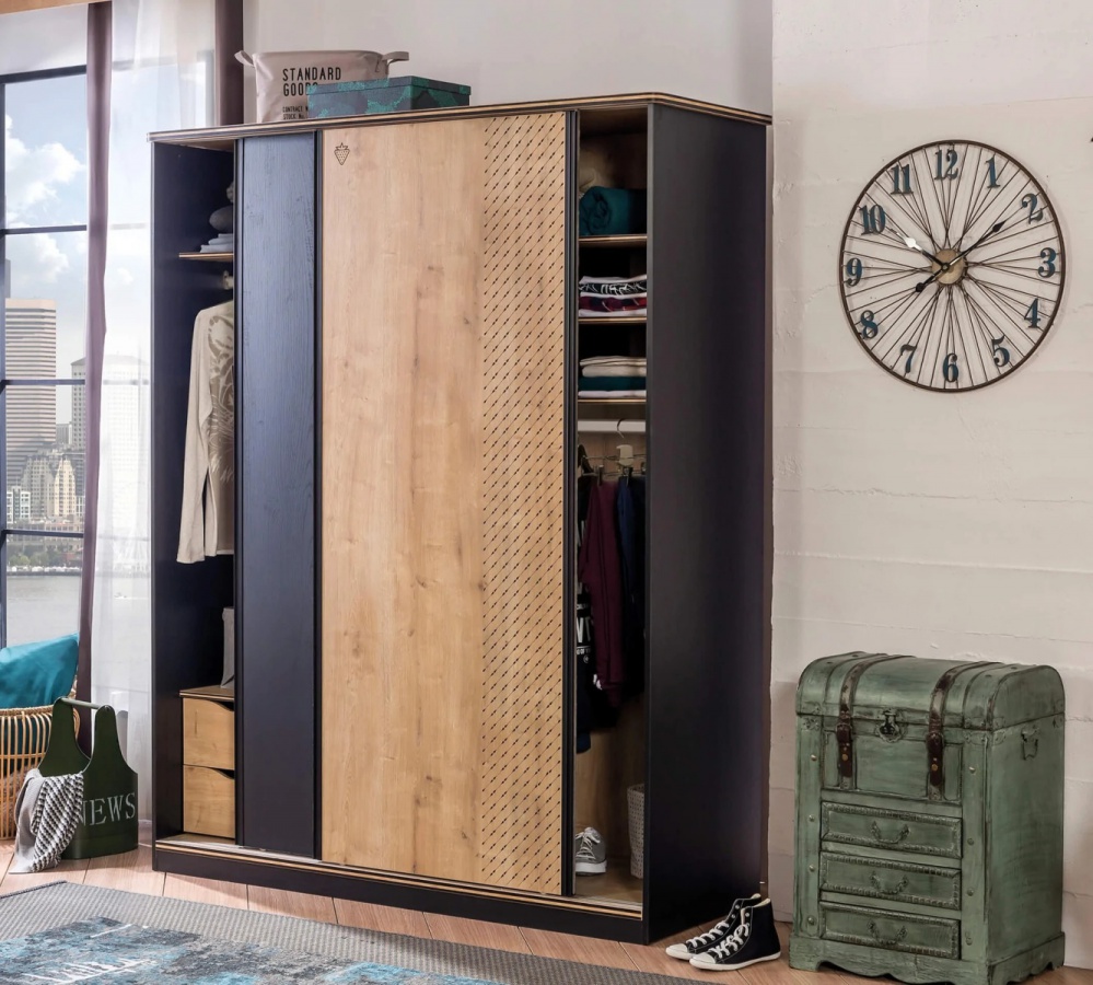 Šatníková skriňa s posuvnými dverami sirius - dub čierny/dub zlatý.

 

Vnútorný priestor skrine je veľmi vyvážene delený.

 

Chrbát skrine je navyše obohatený o vetracie otvory, čo prispieva k lepšiemu vetranie uložených vecí. Istenie na stenu, aby nedošlo k preklopeniu skrine, je súčasťou produktu.

 

Rozmery šatňové skrine s posuvnými dverami Sirius sú 164x206x59cm (š, v, h) 