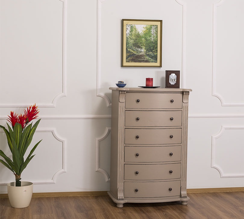 Šuplíková komoda emily 35 - béžová patina.

 

Šuplíková komoda z poctivého borovicového dreva sa hodí ho každej miestnosti.

 

Komoda obsahuje 6 zásuviek s kovovými úchytkami.

 

Rozmery šuplíkovej komody Emily 35 sú 80x120x48cm (š, v, h).

 

Na prehliadnutie ďalších masívnych kúskov nábytku od tohto výrobcu kliknite TU.

 

Farba na fotografii sa môže ľahko líšiť oproti reálnemu výrobku. Príčinnou môže byť zobrazovanie farieb monitora či rôzne nasvietenie výrobkov pri fotení.

 


Z dôvodov výroby sedliackeho nábytku na zákazku, sme nútení požadovať od zákazníka zálohu v minimálnej výške 30% z ceny nábytku.