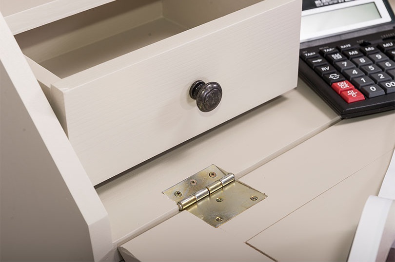 Písací sekretár z masívu nobel 120 - béžová.

 

Sekretár z poctivého borovicového dreva sa hodí predovšetkým do obývačky či kancelárie.

 

Masívny sekretár obsahuje úložný priestor v 5 zásuvkách a jednej priehradke.

Výrobok je dodávaný v zmontovanom stave a veľmi pevná konštrukcia umožňuje použitie po naozaj dlhú dobu.

 

Rozmery sekretára Nobel 120 sú 106x109x49cm (š, v, h).

 

Na prehliadnutie ďalších masívnych kúskov nábytku od tohto výrobcu kliknite TU.

 

Farba na fotografii sa môže ľahko líšiť oproti reálnemu výrobku. Príčinnou môže byť zobrazovanie farieb monitora či rôzne nasvietenie výrobkov pri fotení.

 


Z dôvodov výroby masivného nábytku na zákazku, sme nútení požadovať od zákazníka zálohu v minimálnej výške 30% z ceny nábytku.