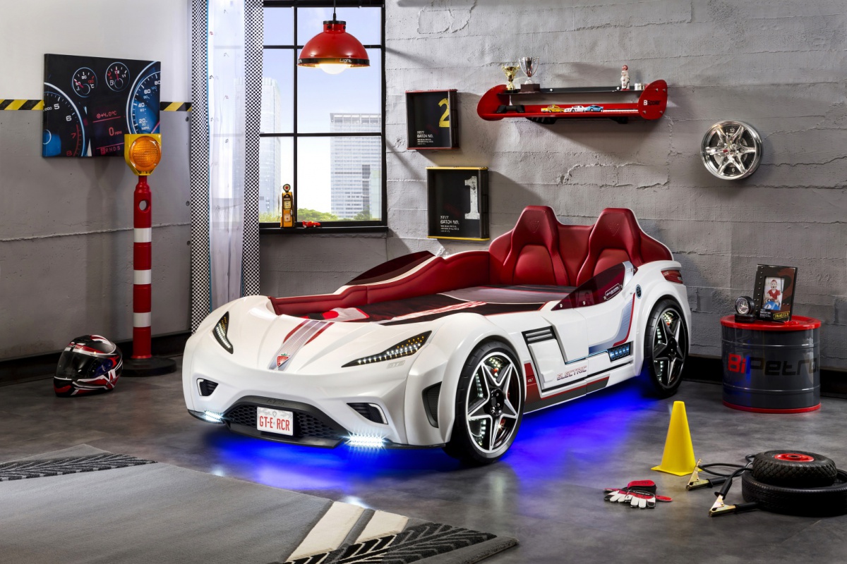 Posteľ auto 100x190 electric - biela.

 

Posteľ je tvorená laminom s hrúbkou 1,6 a 1,2 cm. Technické prevedenie zodpovedá európskym bezpečnostným, zdravotným a ergonomickým štandardom. Čelo je tvorené MDF doskou s polstrovaním, polstrovanie je potiahnuté umelou kožou.

Nosnosť postele je 130kg.

 

Rozmery auto-postele Electric sú 127,5x80x220cm (š, v, h).

 

K auto-posteľovi Electric ponúkame nábytok do detskej izby v rovnakom dizajne od rovnakého výrobcu, navyše je možné dokúpiť drobné príslušenstvo, všetko nájdete nižšie v súvisiacich produktoch.