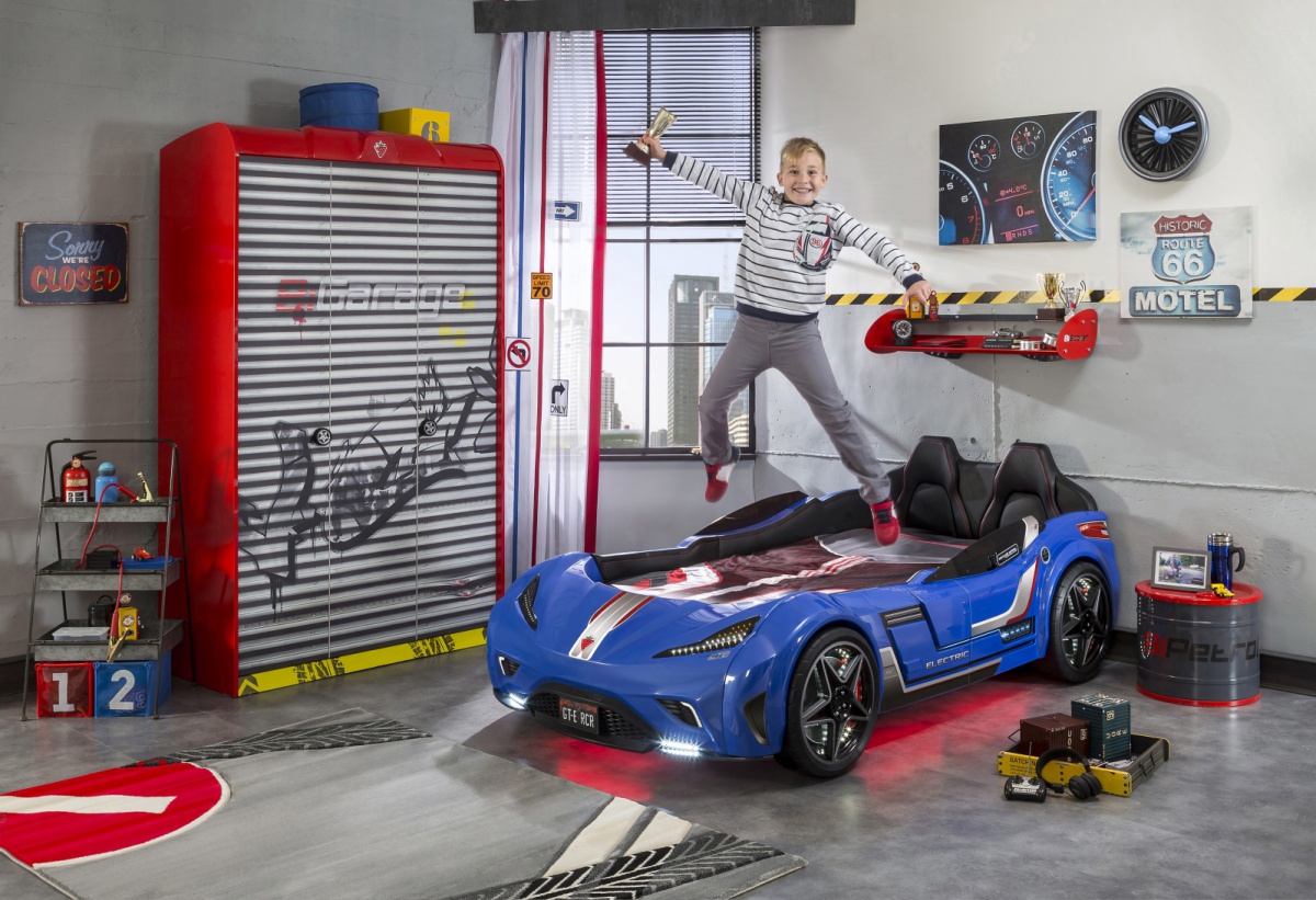 Posteľ auto 100x190 electric - modrá.

 

Posteľ je tvorená laminom s hrúbkou 1,6 a 1,2 cm. Technické prevedenie zodpovedá európskym bezpečnostným, zdravotným a ergonomickým štandardom. Čelo je tvorené MDF doskou s polstrovaním, polstrovanie je potiahnuté umelou kožou.

Nosnosť postele je 130kg.

 

Rozmery auto-postele Electric sú 127,5x80x220cm (š, v, h).

 

K auto-posteľovi Electric ponúkame nábytok do detskej izby v rovnakom dizajne od rovnakého výrobcu, navyše je možné dokúpiť drobné príslušenstvo, všetko nájdete nižšie v súvisiacich produktoch.