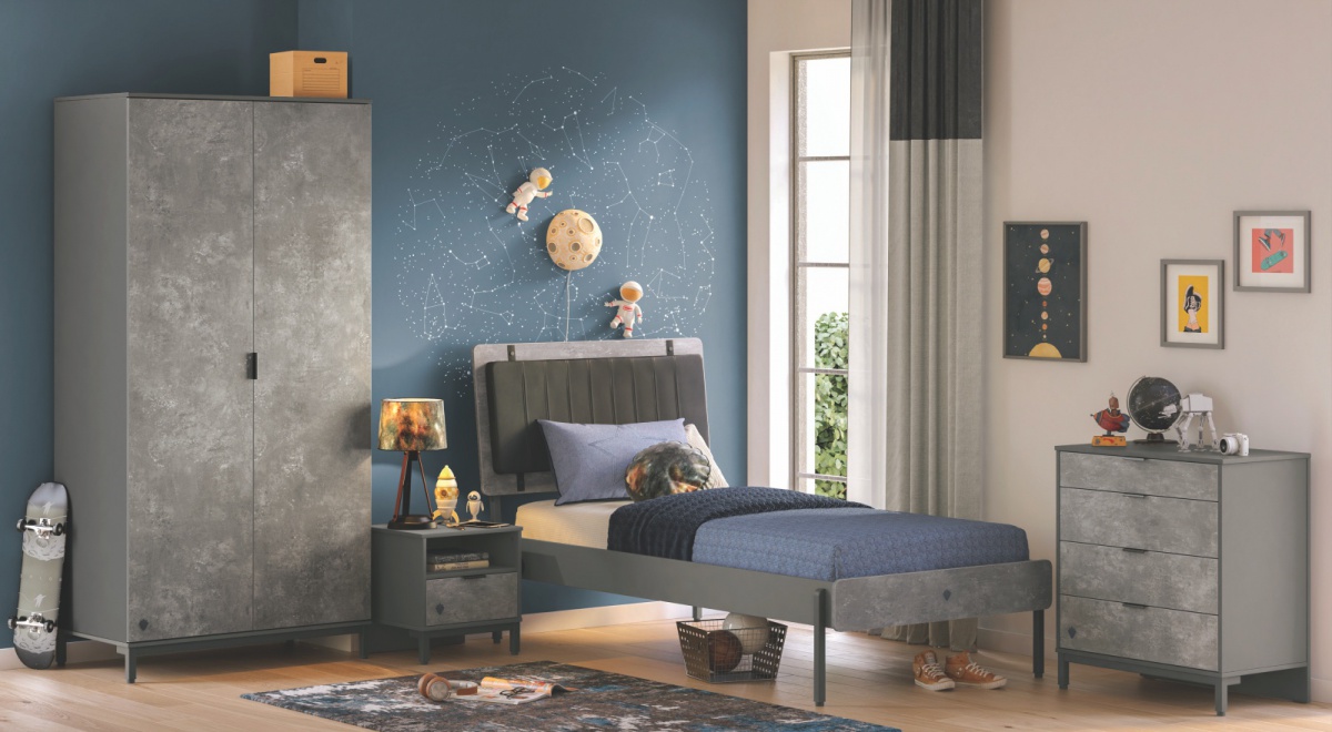 Moderná zostava do študentskej izby pluto - šedá.

 

Inovatívny nábytok z kolekcie Pluto je vytvorený v jednoduchom, ale zároveň nadčasovom dizajne, vďaka ktorému ho mladí ľudia študentského veku užijú aj desať rokov, čiže do doby, než si budú zariaďovať svoje dospelácke bývanie.

 

Študentská zostava Pluto v modernom kabáte je tvorená posteľou s ložnou plochou 100x200cm, nočným stolíkom so šuplíkom, dvojdverovou šatníkovou skriňou a zásuvkovou komodou.


Moderná zostava do študentskej izby Pluto - šedá sa skladá z týchto prvkov:


	Dvojdverová šatníková skriňa Pluto - 104x214x59cm (š, v, h)
	Nočný stolík Pluto - 47x50x41cm (š, v, h)
	Zásuvková komoda Pluto - 79x87x45,5cm (š, v, h)
	Študentská posteľ 100x200cm Pluto - 116,2x118,2x213,7cm (š, v, h)


 

Všetky produkty z kolekcie Pluto nájdete nižšie v súvisiacom tovare.