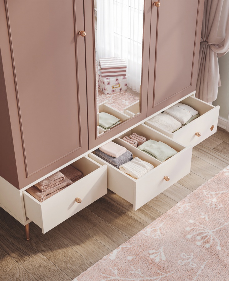 Šatníková skriňa 3d so zrkadlom beauty - ružová/béžová.

 

Minimalistický dizajn trojdverovej šatníkovej skrine sa snúbi s nadčasovým vzhľadom, a dodáva tak celej izbe sofistikovaný nádych.

 

Rozmery šatníkovej skrine 3D so zrkadlom Beauty sú 145x210x59cm (š, v, h).

 

Všetky produkty z kolekcie Beauty nájdete nižšie v súvisiacich produktoch.