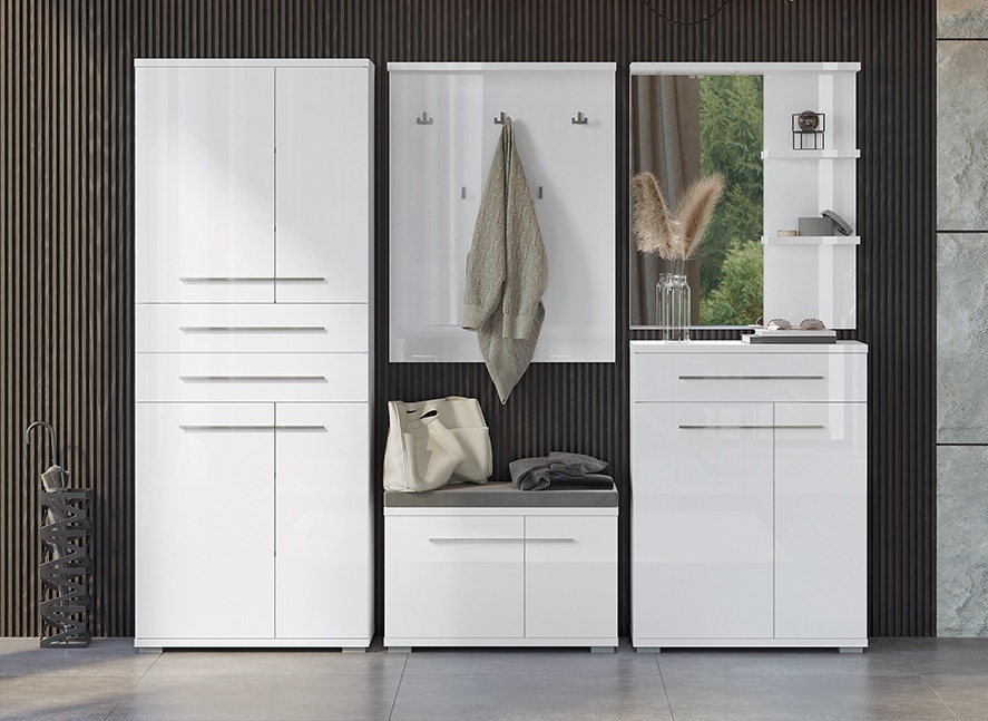 Veľká predsieň tiana - biela.

 

 

Predsieň Tiana pochádza z rovnomennej kolekcie, ktorá sa vyznačuje moderným vzhľadom, a taktiež kvalitným spracovaním.

 

 

Zostava, ktorá robí z predsiene noblesné miesto, je tvorená štvordverovou skriňou so 4 policami a 2 zásuvkami, dvojdverovou komodou s 2 policami a zásuvkou, dvojdverovým botníkom s policou a čalúneným sedákom, vešiakovým panelom s 8 háčikmi a zrkadlom s LED osvetlením a 2 poličkami.

 


Nábytok je vyrobený z kvalitného lamina.

 

Veľká predsieň Tiana sa skladá z týchto prvkov:


	Predsieňová skriňa 4D Tiana - 76x194x35cm (š, v, h)
	Predsieňová komoda Tiana - 76x101x35 cm (š, v, h)
	Čalúnený botník Tiana - 76x53x35cm (š, v, h)
	Vešiakový panel Tiana - 76x100x17cm (š, v, h)
	Predsieňové zrkadlo s policami a LED osvetlením Tiana - 76x89x17cm (š, v, h)


 

 

Všetky produkty z kolekcie Tiana nájdete nižšie v súvisiacom tovare.