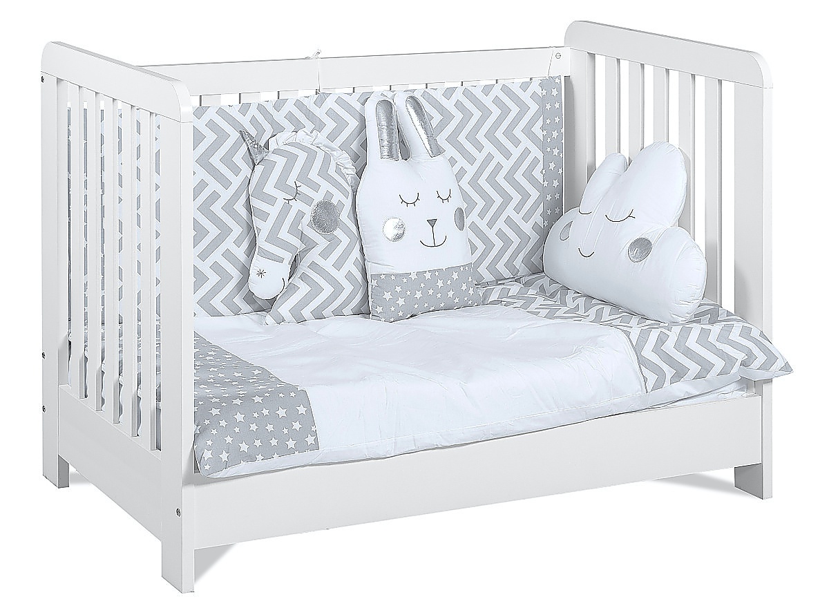 Izba pre bábätko paxton - biela.

 

Nábytok Paxton ctí čisté línie, variabilitu a ľahko ho skombinujete s vybavením, ktoré už doma máte.

 

Detská postieľka Paxton ponúka možnosť troch výškových polôh podľa toho, čo potrebujete pre vaše dieťa v danú dobu - vyššia poloha pre najmenšie bábätká a váš ľahký prístup k dieťaťu, spodná poloha pre bezpečie a pokojný spánok batoliat.

 

Dvojdverová skriňa Paxton kombinuje šatníkovú časť a časť s dvoma priestrannými šuplíkmi.

 

Komoda Paxton sa skladá zo štyroch priestranných zásuviek.

 

Zostava sa skladá z týchto prvkov:


	Detská postieľka 70x130 Paxton - 76x96x136cm (š, v, h)
	Dvojdverová kombinovaná skriňa Paxton - 83x187x38cm (š, v, h)
	Šuplíková komoda Paxton - 83x89x48cm (š, v, h)



Všetok nábytok z kolekcie Paxton nájdete nižšie v súvisiacich produktoch.