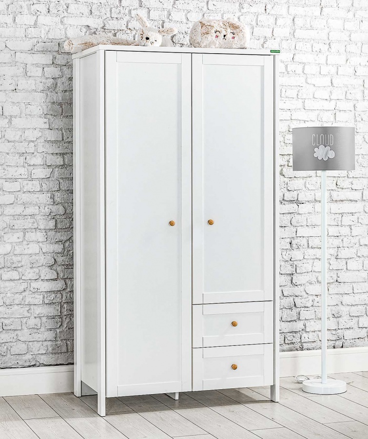 Izba pre bábätko paxton - biela.

 

Nábytok Paxton ctí čisté línie, variabilitu a ľahko ho skombinujete s vybavením, ktoré už doma máte.

 

Detská postieľka Paxton ponúka možnosť troch výškových polôh podľa toho, čo potrebujete pre vaše dieťa v danú dobu - vyššia poloha pre najmenšie bábätká a váš ľahký prístup k dieťaťu, spodná poloha pre bezpečie a pokojný spánok batoliat.

 

Dvojdverová skriňa Paxton kombinuje šatníkovú časť a časť s dvoma priestrannými šuplíkmi.

 

Komoda Paxton sa skladá zo štyroch priestranných zásuviek.

 

Zostava sa skladá z týchto prvkov:


	Detská postieľka 70x130 Paxton - 76x96x136cm (š, v, h)
	Dvojdverová kombinovaná skriňa Paxton - 83x187x38cm (š, v, h)
	Šuplíková komoda Paxton - 83x89x48cm (š, v, h)



Všetok nábytok z kolekcie Paxton nájdete nižšie v súvisiacich produktoch.