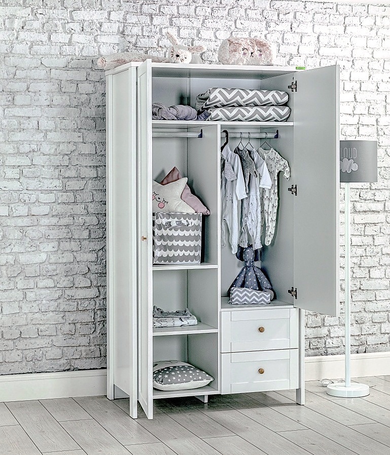 Izba pre bábätko paxton - biela.

 

Nábytok Paxton ctí čisté línie, variabilitu a ľahko ho skombinujete s vybavením, ktoré už doma máte.

 

Detská postieľka Paxton ponúka možnosť troch výškových polôh podľa toho, čo potrebujete pre vaše dieťa v danú dobu - vyššia poloha pre najmenšie bábätká a váš ľahký prístup k dieťaťu, spodná poloha pre bezpečie a pokojný spánok batoliat.

 

Dvojdverová skriňa Paxton kombinuje šatníkovú časť a časť s dvoma priestrannými šuplíkmi.

 

Komoda Paxton sa skladá zo štyroch priestranných zásuviek.

 

Zostava sa skladá z týchto prvkov:


	Detská postieľka 70x130 Paxton - 76x96x136cm (š, v, h)
	Dvojdverová kombinovaná skriňa Paxton - 83x187x38cm (š, v, h)
	Šuplíková komoda Paxton - 83x89x48cm (š, v, h)



Všetok nábytok z kolekcie Paxton nájdete nižšie v súvisiacich produktoch.