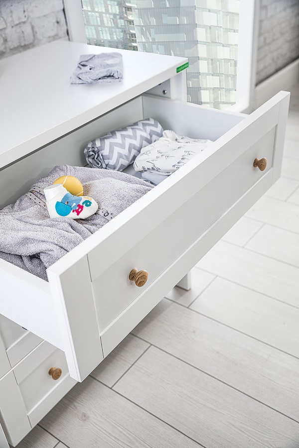 Izba pre bábätko paxton - biela.

 

Nábytok Paxton ctí čisté línie, variabilitu a ľahko ho skombinujete s vybavením, ktoré už doma máte.

 

Detská postieľka Paxton ponúka možnosť troch výškových polôh podľa toho, čo potrebujete pre vaše dieťa v danú dobu - vyššia poloha pre najmenšie bábätká a váš ľahký prístup k dieťaťu, spodná poloha pre bezpečie a pokojný spánok batoliat.

 

Dvojdverová skriňa Paxton kombinuje šatníkovú časť a časť s dvoma priestrannými šuplíkmi.

 

Komoda Paxton sa skladá zo štyroch priestranných zásuviek.

 

Zostava sa skladá z týchto prvkov:


	Detská postieľka 70x130 Paxton - 76x96x136cm (š, v, h)
	Dvojdverová kombinovaná skriňa Paxton - 83x187x38cm (š, v, h)
	Šuplíková komoda Paxton - 83x89x48cm (š, v, h)



Všetok nábytok z kolekcie Paxton nájdete nižšie v súvisiacich produktoch.